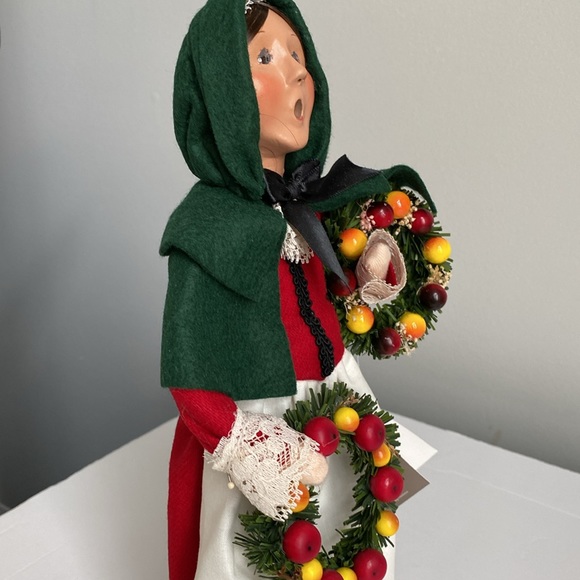 Byers´ Choice Colonial Woman Holding Wreaths - 2005